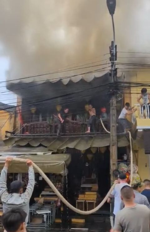 Lực lượng chức năng và người dân nỗ lực dập tắt đám cháy.