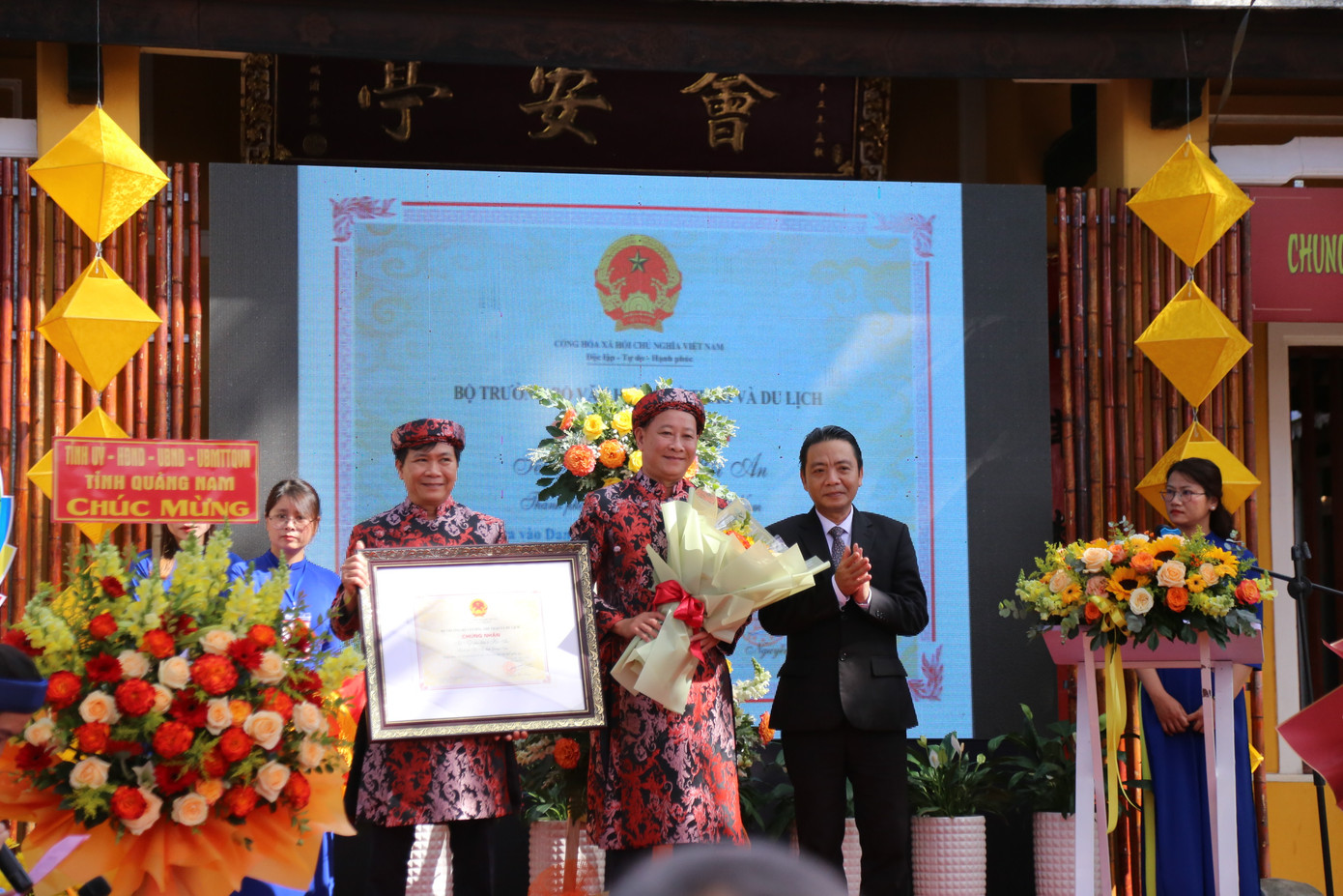 Đại diện Bộ Văn hoá Thể thao và Du lịch trao chứng nhận Di sản văn hóa phi vật thể quốc gia Tết Nguyên tiêu ở Hội An. Đại diện Bộ Văn hoá Thể thao và Du lịch trao chứng nhận Di sản văn hóa phi vật thể quốc gia Tết Nguyên tiêu ở Hội An.