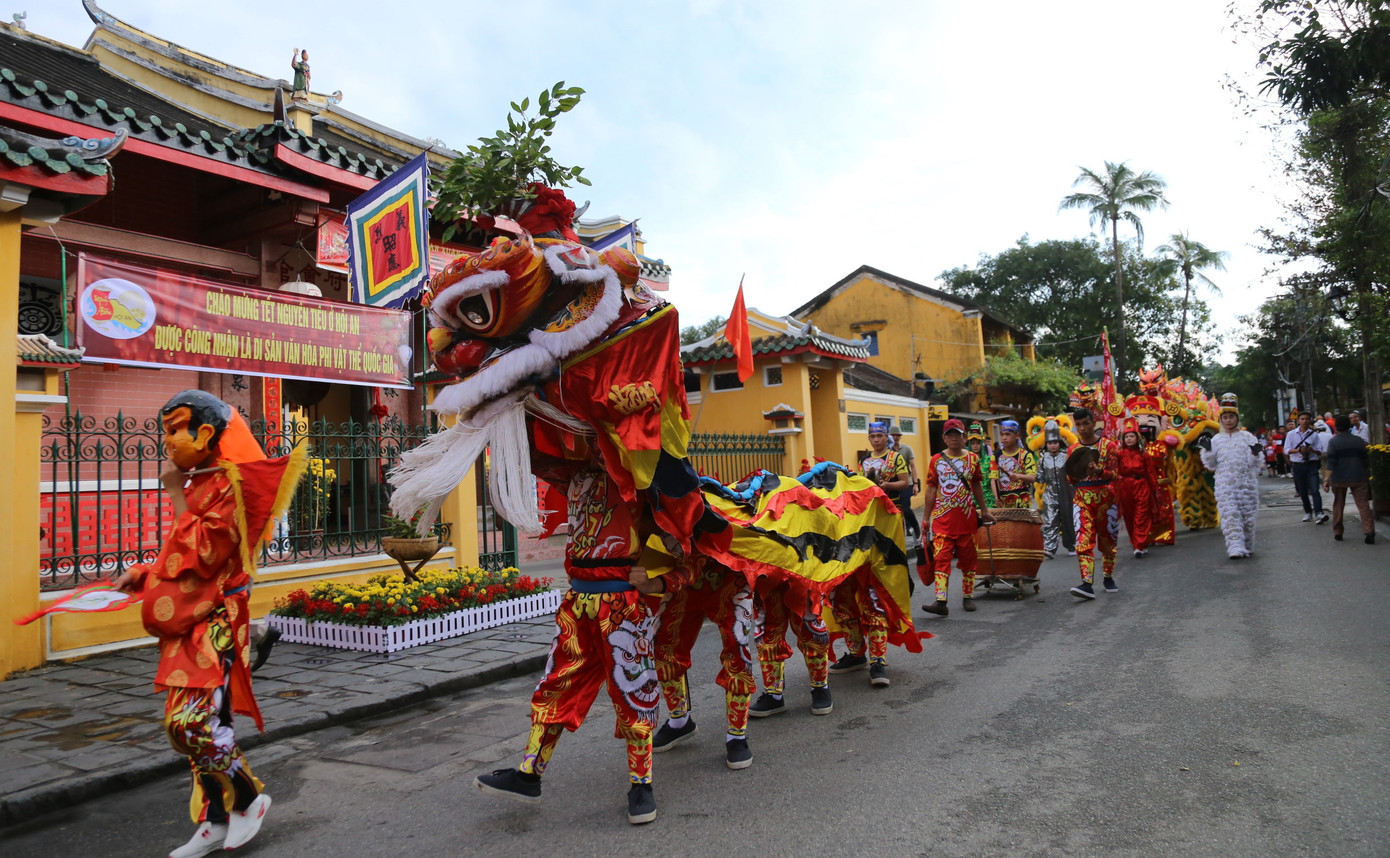 Đoàn diễu hành rước danh hiệu Di sản văn hóa phi vật thể quốc gia Tết Nguyên tiêu ở Hội An xuất phát tại đình Sơn Phong từ lúc 7h30. Đoàn diễu hành rước danh hiệu Di sản văn hóa phi vật thể quốc gia Tết Nguyên tiêu ở Hội An xuất phát tại đình Sơn Phong từ lúc 7h30.