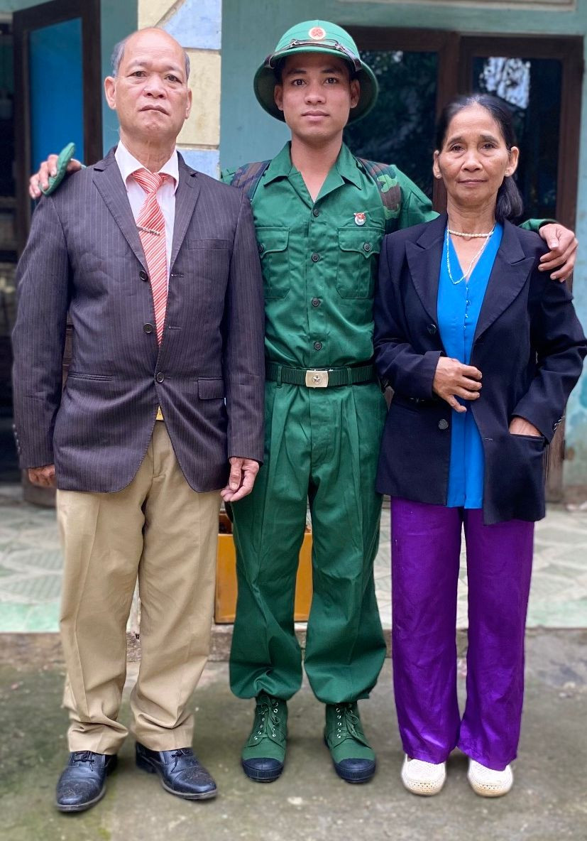 Alăng Cà Phê Pháp chụp ảnh cùng ba mẹ trước giờ lên đường tòng quân.