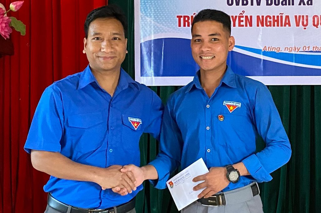 Bí thư Đoàn A Lăng Cà Phê Pháp (phải) tình nguyện xung phong nhập ngũ.