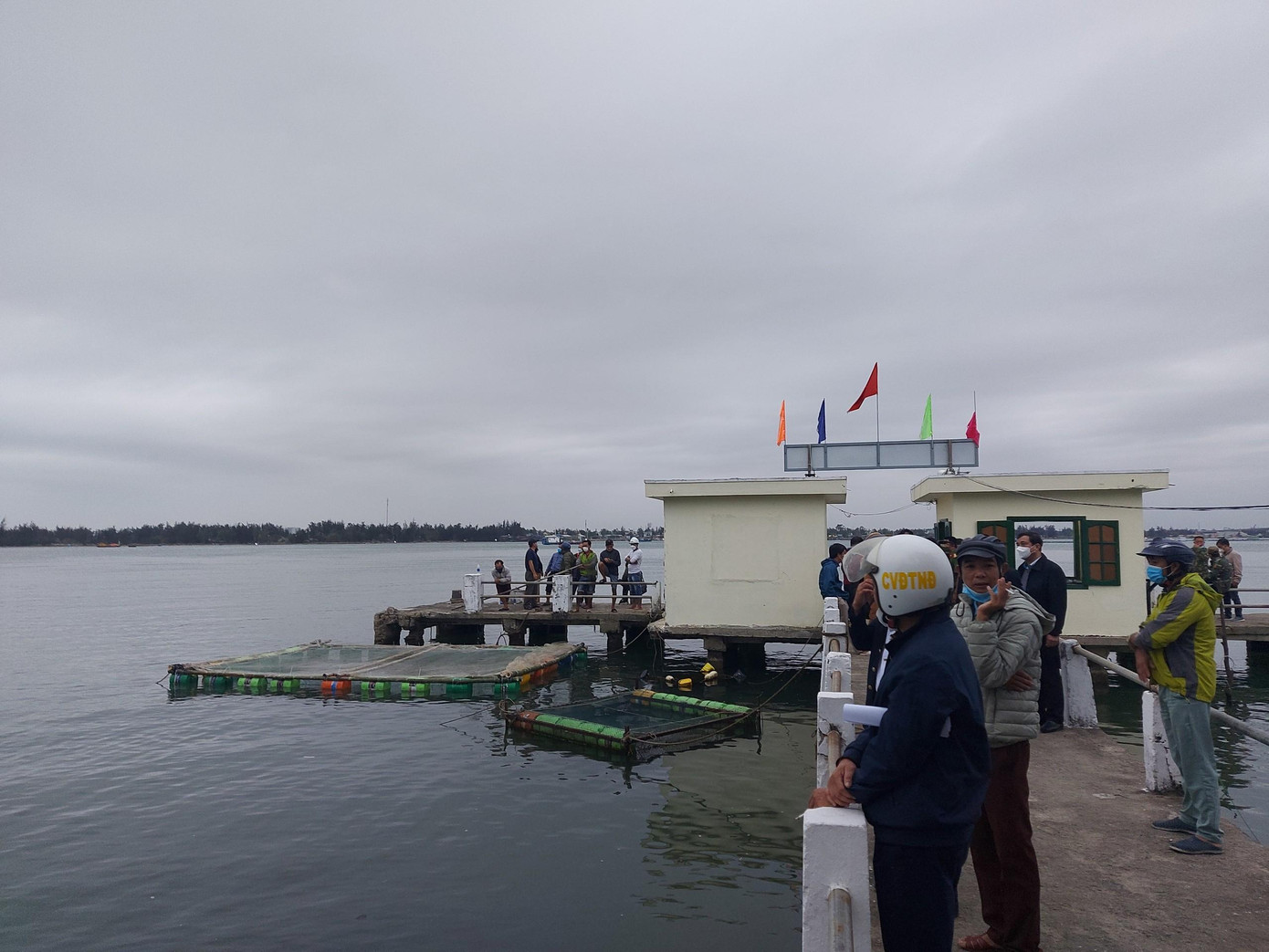 Người dân bàng hoàng theo dõi vụ việc - ảnh Hoài Văn