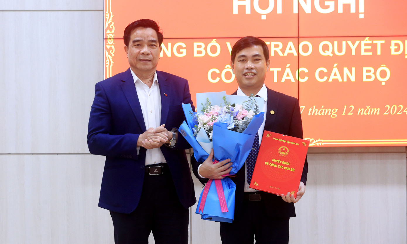 Chủ tịch UBND tỉnh Quảng Nam Lê Văn Dũng trao quyết định bổ nhiệm và chúc mừng ông Nguyễn Văn Thường. Chủ tịch UBND tỉnh Quảng Nam Lê Văn Dũng trao quyết định bổ nhiệm và chúc mừng ông Nguyễn Văn Thường.