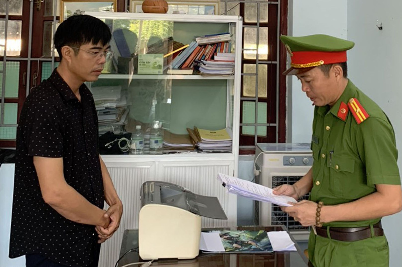 Công an tống đạt quyết định khởi tố bị can đối với Trần Văn Phi. Ảnh CAQN Công an tống đạt quyết định khởi tố bị can đối với Trần Văn Phi. Ảnh CAQN