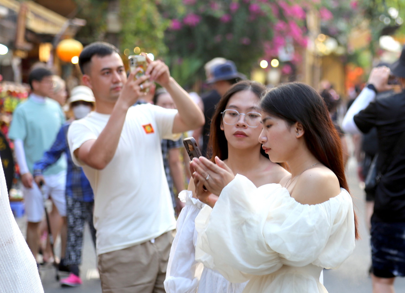 Các tuyến phố chính như Trần Phú, Nguyễn Thái Học, Bạch Đằng, Trần Quý Cáp… khách thong thả dạo bộ.