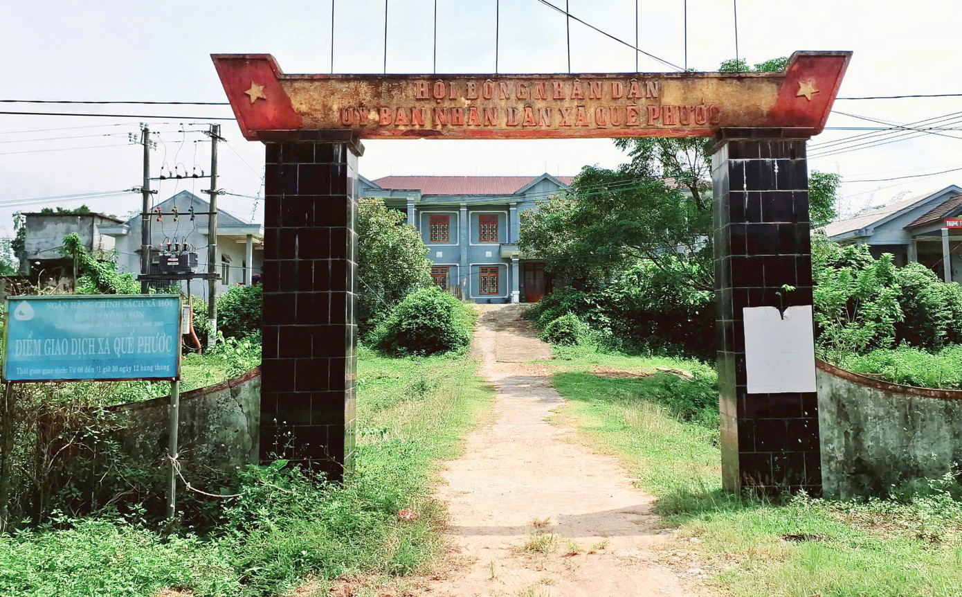 Trụ sở UBND xã Quế Phước, huyện Nông Sơn cũ (nay là huyện Quế Sơn), tỉnh Quảng Nam bỏ hoang sau khi sáp nhập. Trụ sở UBND xã Quế Phước, huyện Nông Sơn cũ (nay là huyện Quế Sơn), tỉnh Quảng Nam bỏ hoang sau khi sáp nhập.