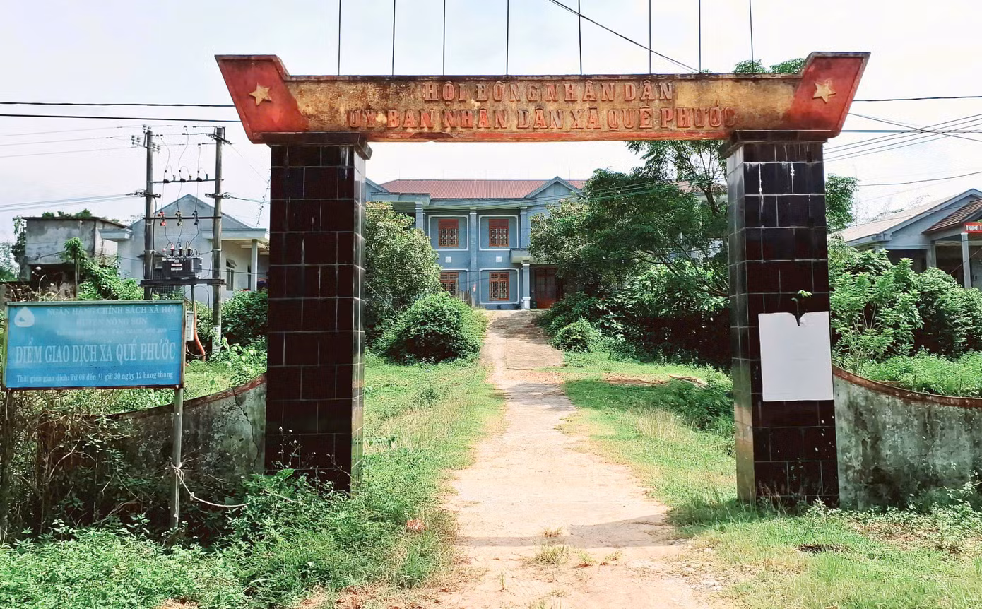 Trụ sở UBND xã Quế Phước, huyện Nông Sơn cũ (nay là huyện Quế Sơn), tỉnh Quảng Nam bỏ hoang sau khi sáp nhập.