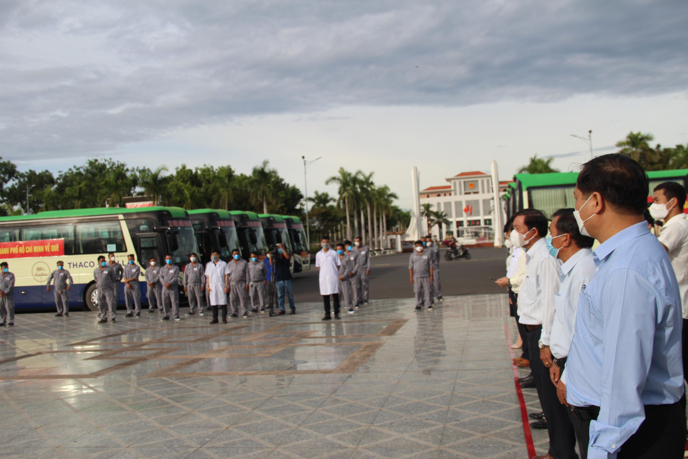 Dự kiến xe xuất phát tại TPHCM vào buổi chiều di chuyển trong đêm đến Quảng Nam vào sáng hôm sau. Dự kiến xe xuất phát tại TPHCM vào buổi chiều di chuyển trong đêm đến Quảng Nam vào sáng hôm sau.