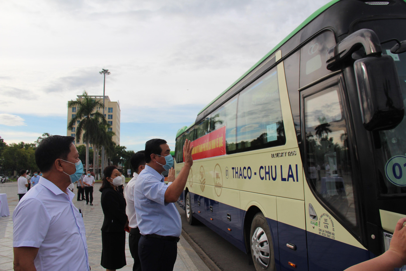 “Ngoài đưa xe ô tô vào đón, chúng tôi đang tính phương án hợp đồng với các hãng máy bay đưa những người tàn tật, đau ốm, phụ nữ mang thai, trẻ em dưới 12 tuổi... về quê. Đặc biệt thực hiện tốt phương án phòng chống dịch, không để lây lan dịch bệnh”, ông Cường nói. “Ngoài đưa xe ô tô vào đón, chúng tôi đang tính phương án hợp đồng với các hãng máy bay đưa những người tàn tật, đau ốm, phụ nữ mang thai, trẻ em dưới 12 tuổi... về quê. Đặc biệt thực hiện tốt phương án phòng chống dịch, không để lây lan dịch bệnh”, ông Cường nói.