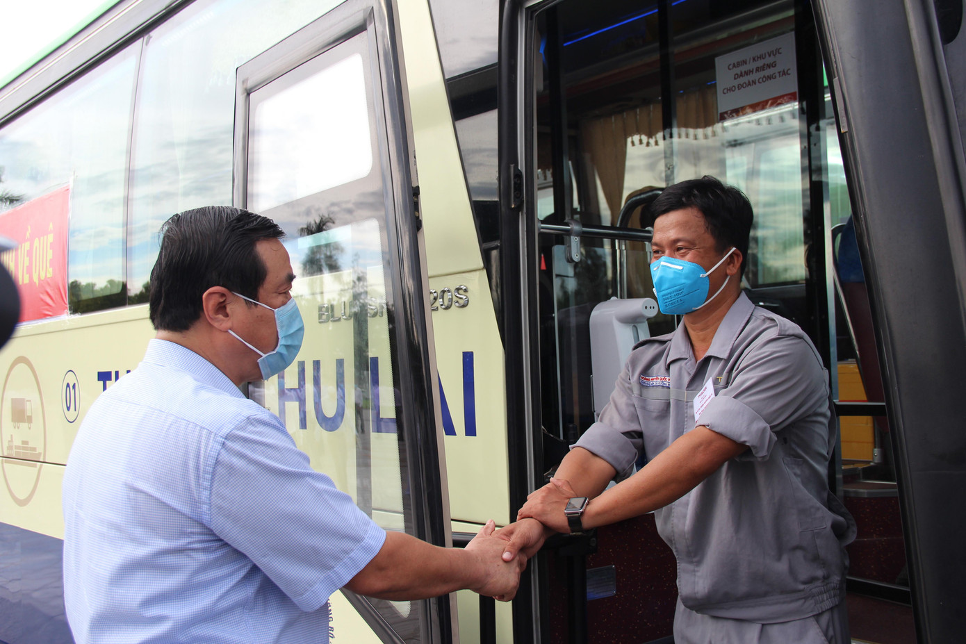 Sáng 21/7, tại Quảng trường 24/3 TP Tam Kỳ, tỉnh Quảng Nam tổ chức xuất quân đưa xe vào TPHCM đón bà con trở về. Đợt này, tỉnh Quảng Nam sẽ đón 410 người về quê. Phương tiện được sự hỗ trợ của Công ty Giao nhận – Vận chuyển quốc tế Trường Hải (THILOG) thuộc Tập đoàn Thaco. Trong ảnh: Ông Phan Việt Cường - Bí thư tỉnh ủy Quảng Nam chúc đoàn lên đường an toàn. Sáng 21/7, tại Quảng trường 24/3 TP Tam Kỳ, tỉnh Quảng Nam tổ chức xuất quân đưa xe vào TPHCM đón bà con trở về. Đợt này, tỉnh Quảng Nam sẽ đón 410 người về quê. Phương tiện được sự hỗ trợ của Công ty Giao nhận – Vận chuyển quốc tế Trường Hải (THILOG) thuộc Tập đoàn Thaco. Trong ảnh: Ông Phan Việt Cường - Bí thư tỉnh ủy Quảng Nam chúc đoàn lên đường an toàn.