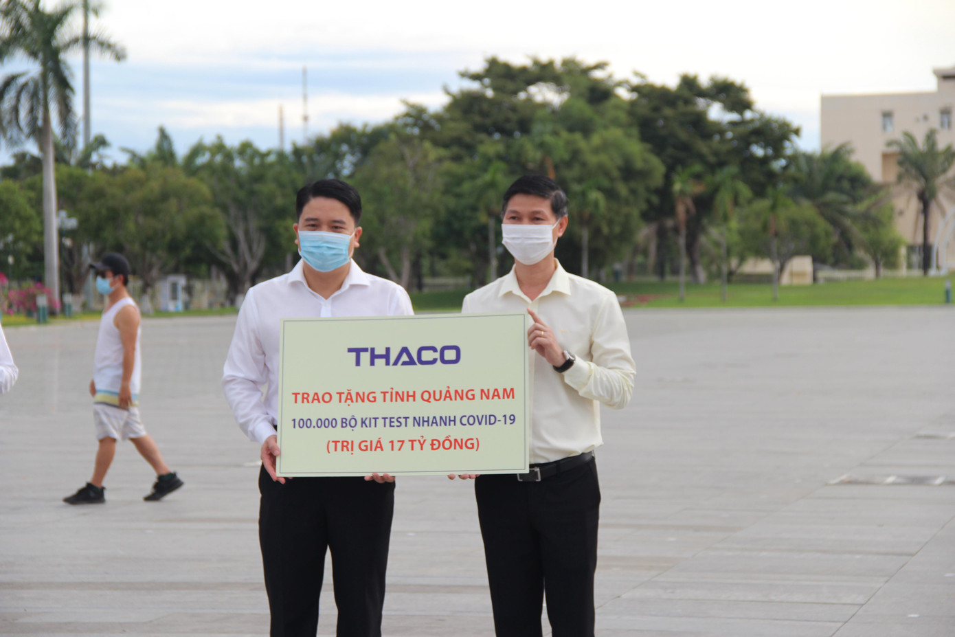 Tại buổi lễ, THACO tặng cho tỉnh Quảng Nam 100.000 bộ kit test nhanh COVID-19 (trị giá 17 tỉ đồng); Công ty CP Tập đoàn Royal Capital ủng hộ 2 tỉ đồng để hỗ trợ đồng bào Quảng Nam gặp khó khăn tại TP HCM, Tập đoàn Xuân Thành ủng hộ 2 tỉ đồng để phòng chống dịch COVID-19. Tại buổi lễ, THACO tặng cho tỉnh Quảng Nam 100.000 bộ kit test nhanh COVID-19 (trị giá 17 tỉ đồng); Công ty CP Tập đoàn Royal Capital ủng hộ 2 tỉ đồng để hỗ trợ đồng bào Quảng Nam gặp khó khăn tại TP HCM, Tập đoàn Xuân Thành ủng hộ 2 tỉ đồng để phòng chống dịch COVID-19.
