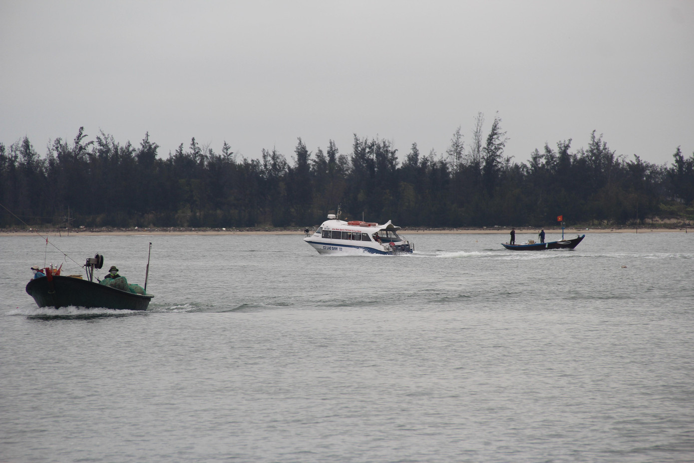 Hơn 300 người vẫn đang nỗ lực tìm kiếm. Hơn 300 người vẫn đang nỗ lực tìm kiếm.