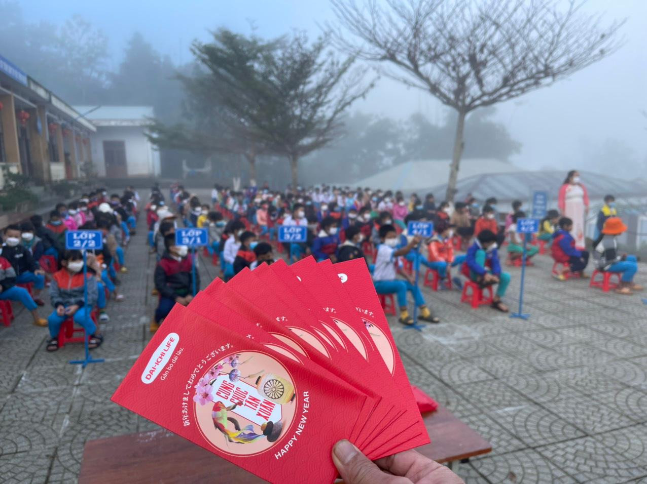Trong ngày đầu trở lại trường, học trò vùng núi Nam Trà My, Quảng Nam bất ngờ nhận được niềm vui đầu năm với phong bao lì xì may mắn.