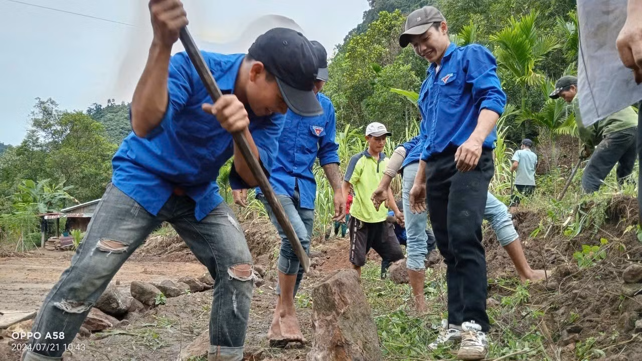 ĐVTN nạo vét kênh mương, phát dọn các tuyến đường thanh niên tự quản