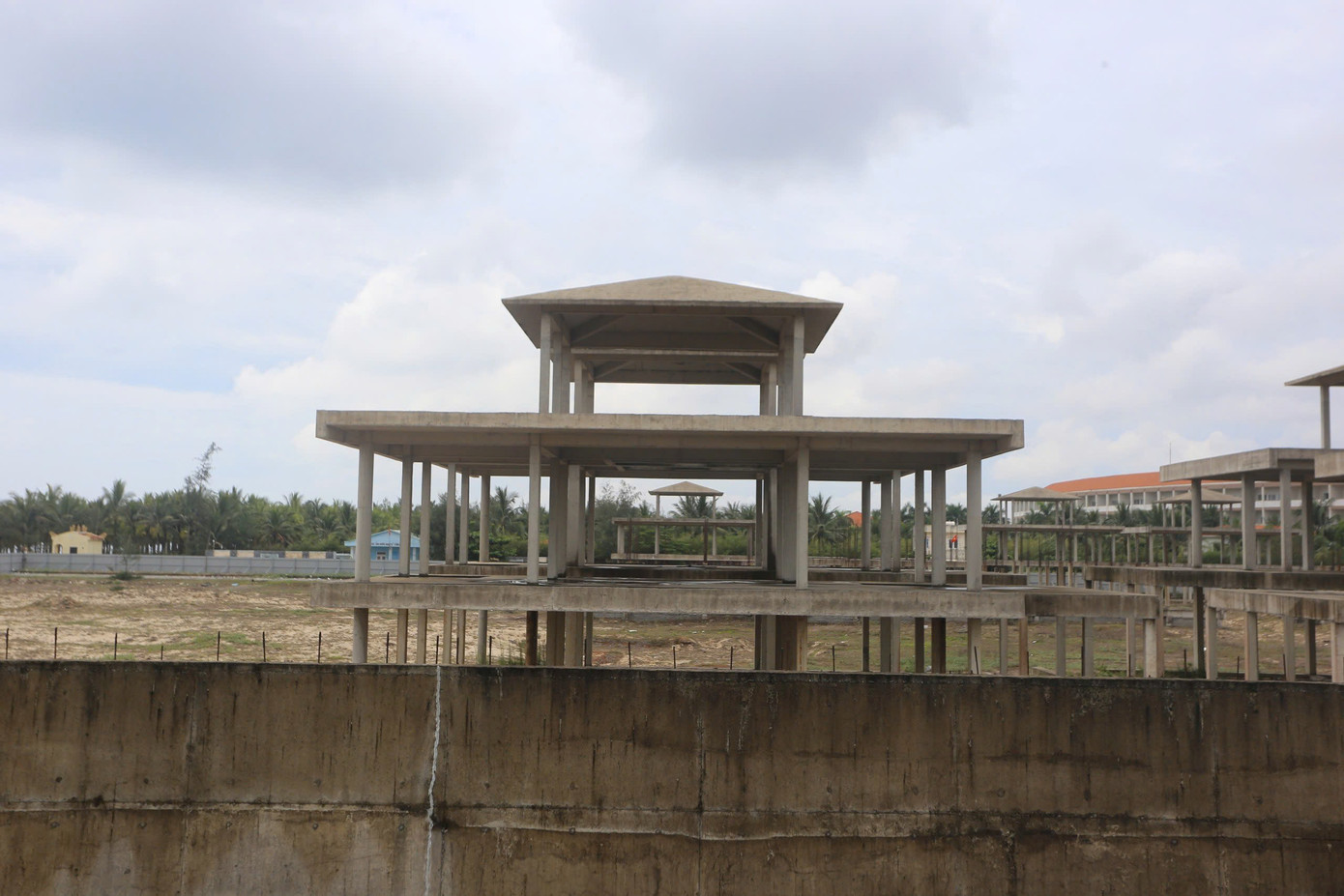 Cơ quan chức năng cũng phát hiện chủ đầu tư đã xây dựng trái phép 3 khu biệt thự, gồm 14 căn đã hoàn thiện phần thô kết cấu đến mái và xây dựng móng, trụ cột tầng 1 của 12 căn. Chính quyền địa phương đã lập biên bản xử phạt 30 triệu đồng, yêu cầu công ty dừng thi công.