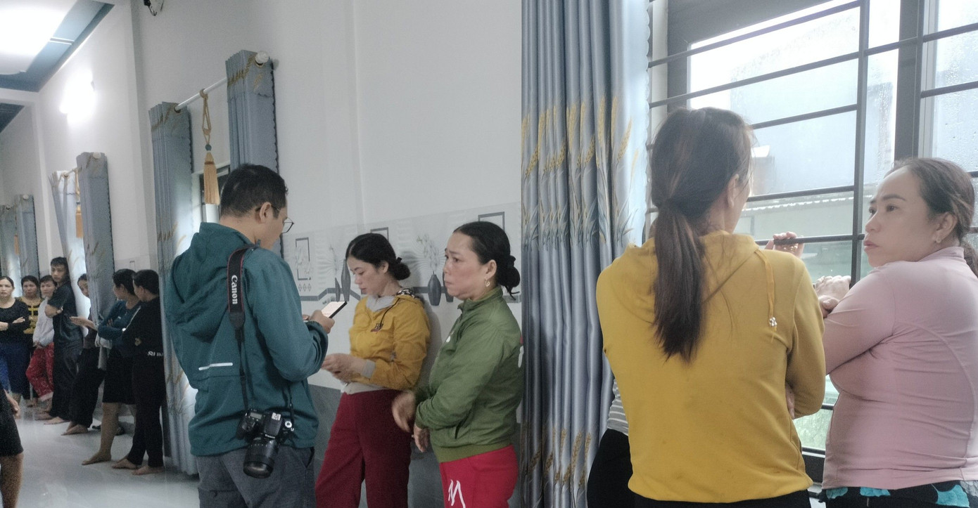 Người nhà ngư dân tàu gặp nạn mong ngóng tin. Người nhà ngư dân tàu gặp nạn mong ngóng tin.