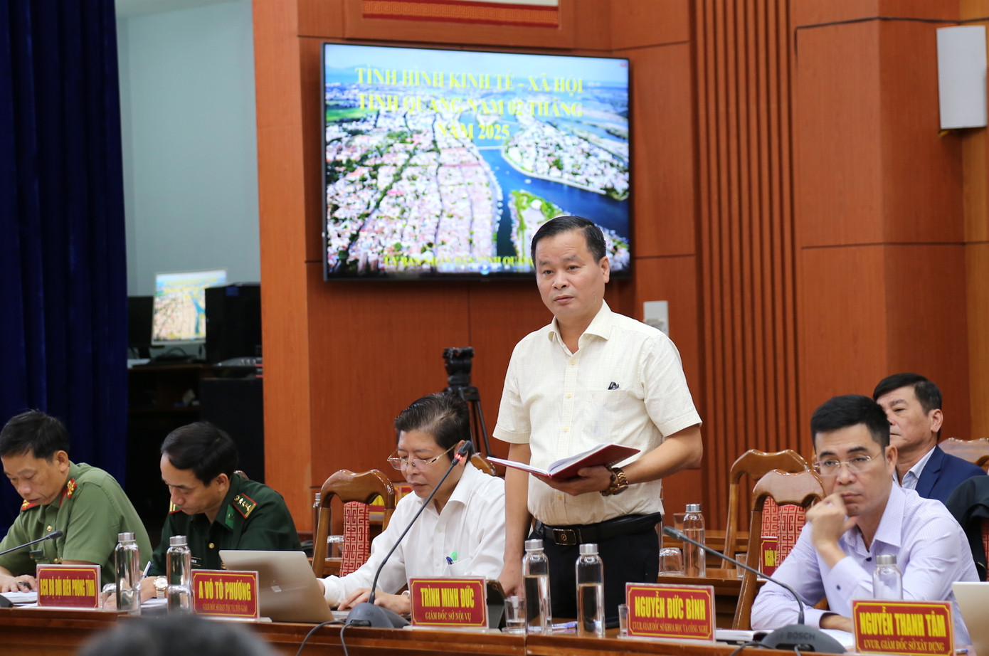 Phiên họp thường kỳ tình hình kinh tế - xã hội tháng 2 tỉnh Quảng Nam. Phiên họp thường kỳ tình hình kinh tế - xã hội tháng 2 tỉnh Quảng Nam.