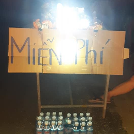 Tấm biển giản dị, treo đèn sáng trong đêm để mọi người đi đường biết để dừng chân nhận quà.