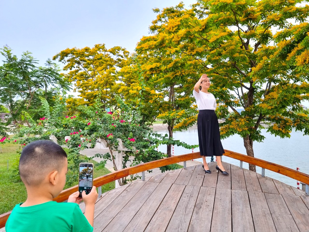 Người dân hay du khách cũng không khỏi xiêu lòng trước sức cuốn hút của loài hoa này. Người dân hay du khách cũng không khỏi xiêu lòng trước sức cuốn hút của loài hoa này.