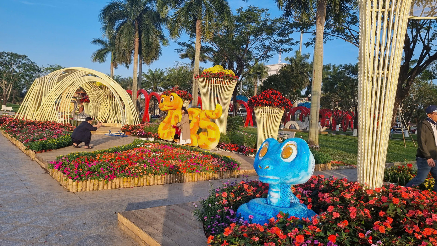 Ngoài ra, những chú rắn tí hon, ngộ nghĩnh cũng khiến nhiều bạn nhỏ thích thú. Ngoài ra, những chú rắn tí hon, ngộ nghĩnh cũng khiến nhiều bạn nhỏ thích thú.