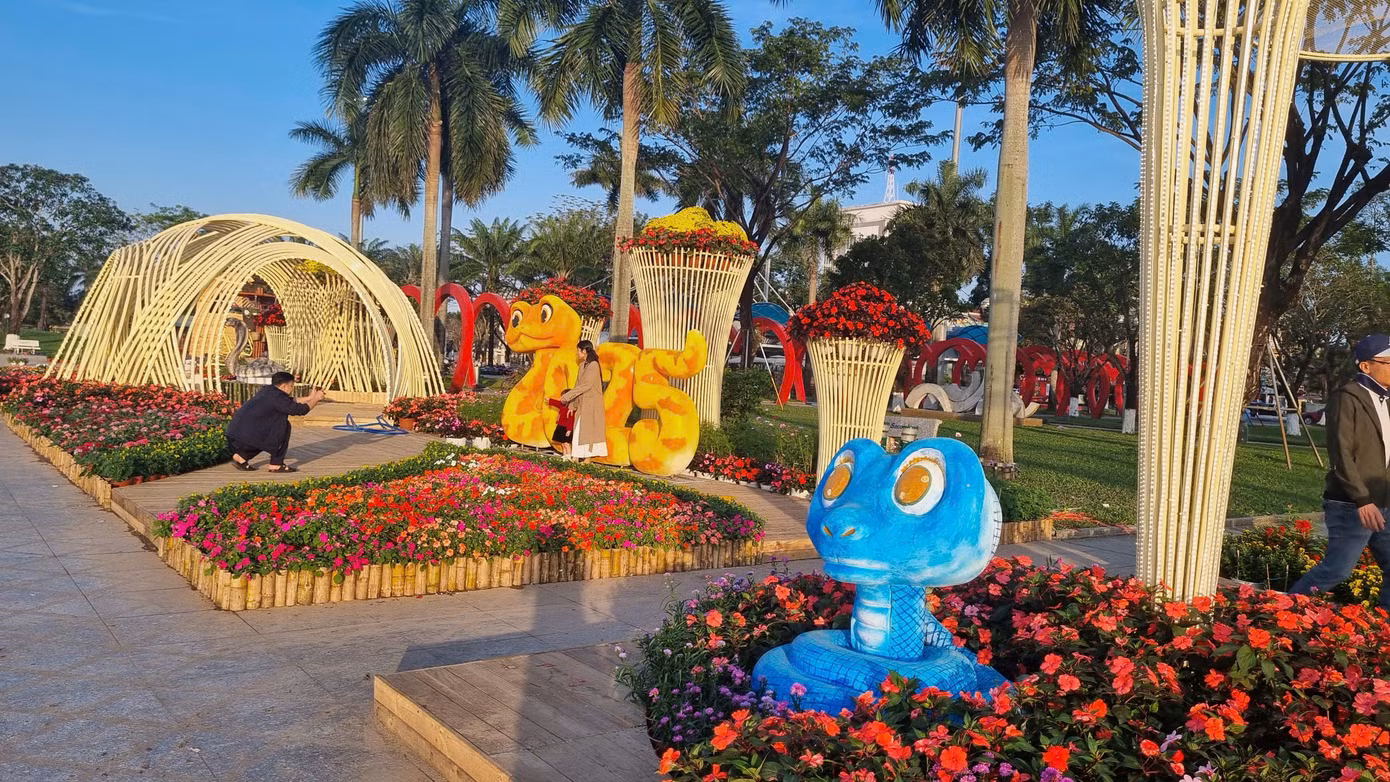 Ngoài ra, những chú rắn tí hon, ngộ nghĩnh cũng khiến nhiều bạn nhỏ thích thú.