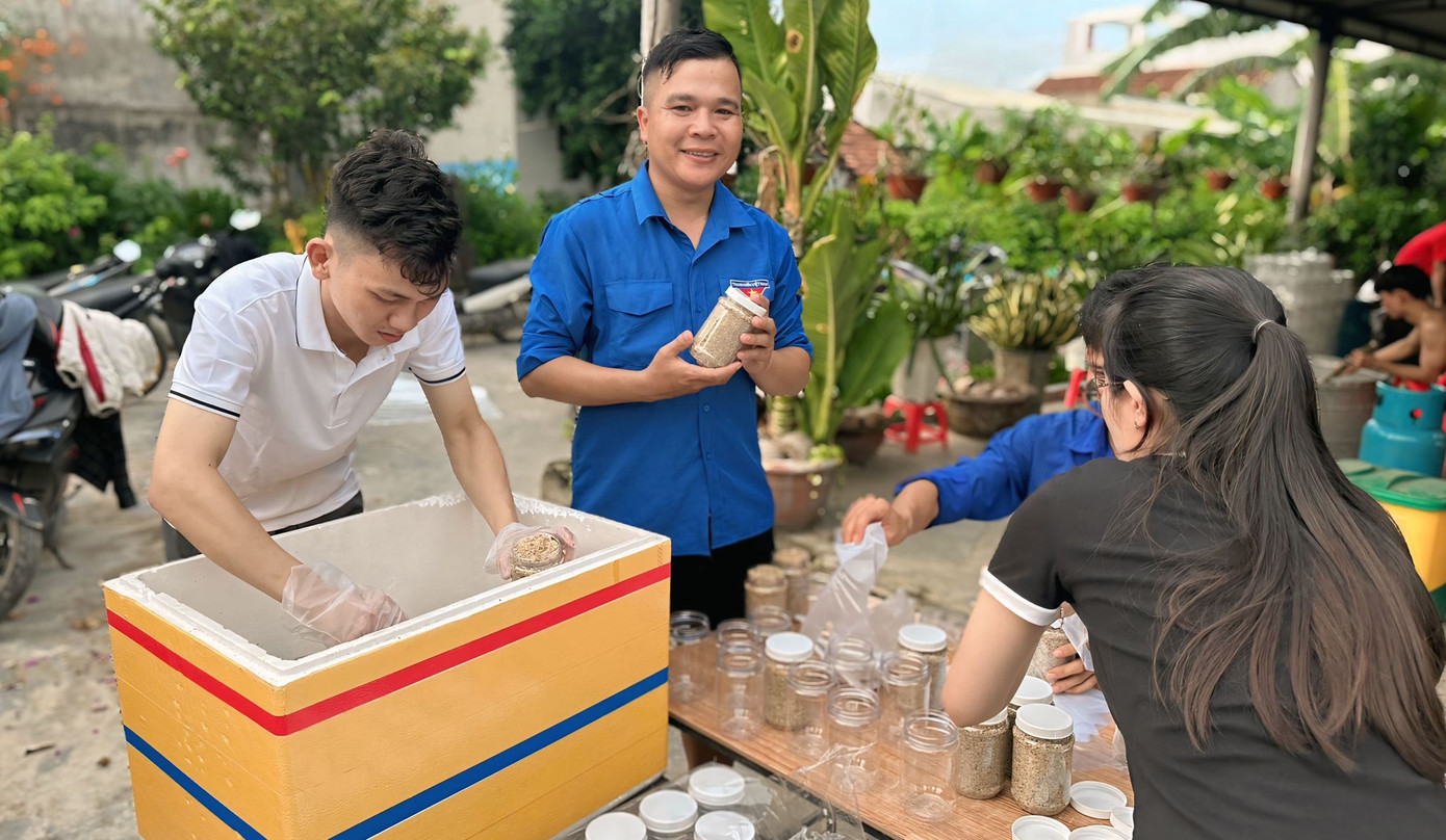 Nối vòng tay yêu thương, sẻ chia cùng bà con vùng thiên tai.