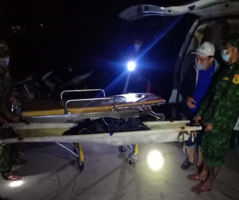 Thi thể bé gái được tìm thấy lúc rạng sáng nay. Thi thể bé gái được tìm thấy lúc rạng sáng nay.