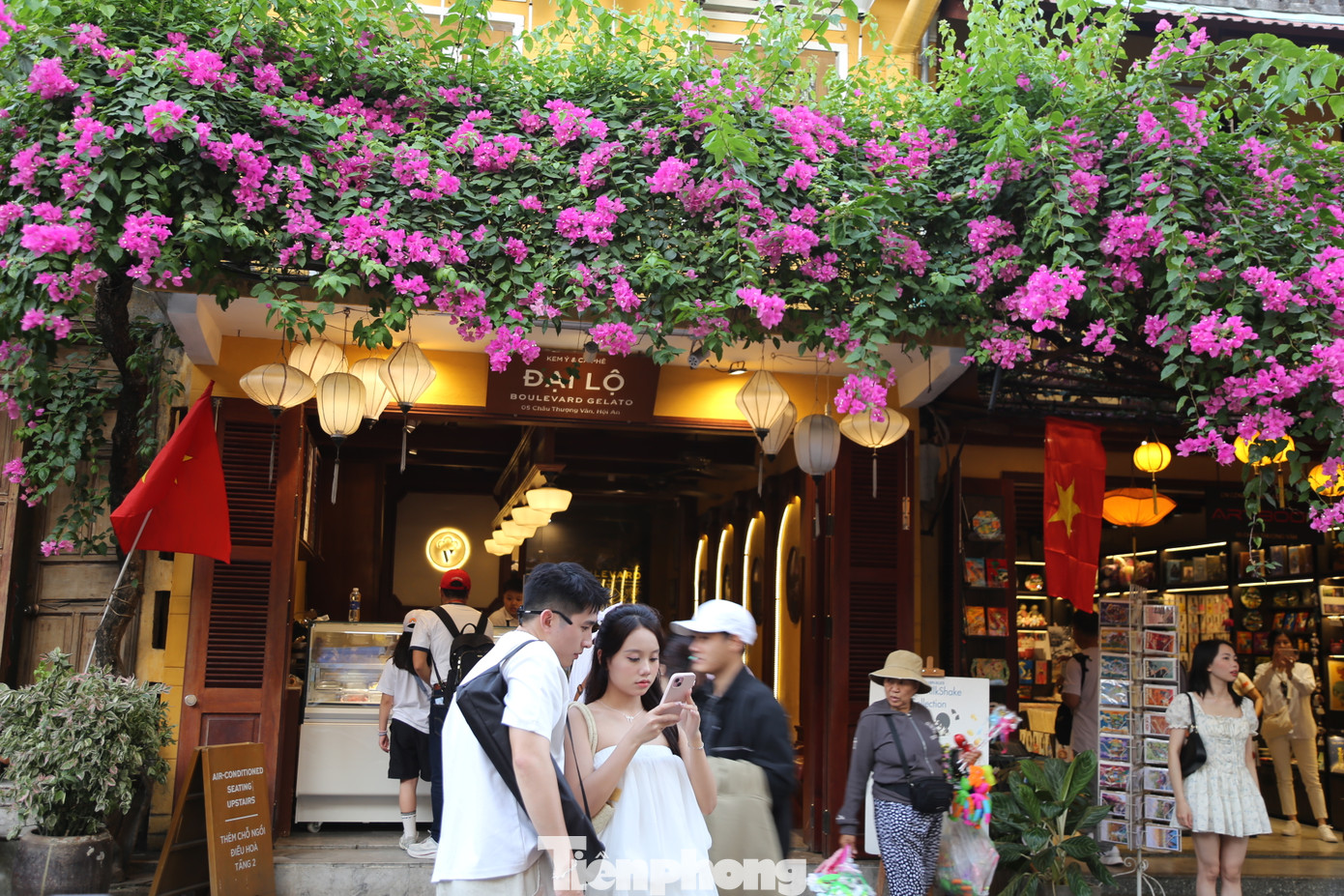 Tuyến phố Châu Thượng Văn dập dìu bạn trẻ. Tuyến phố Châu Thượng Văn dập dìu bạn trẻ.