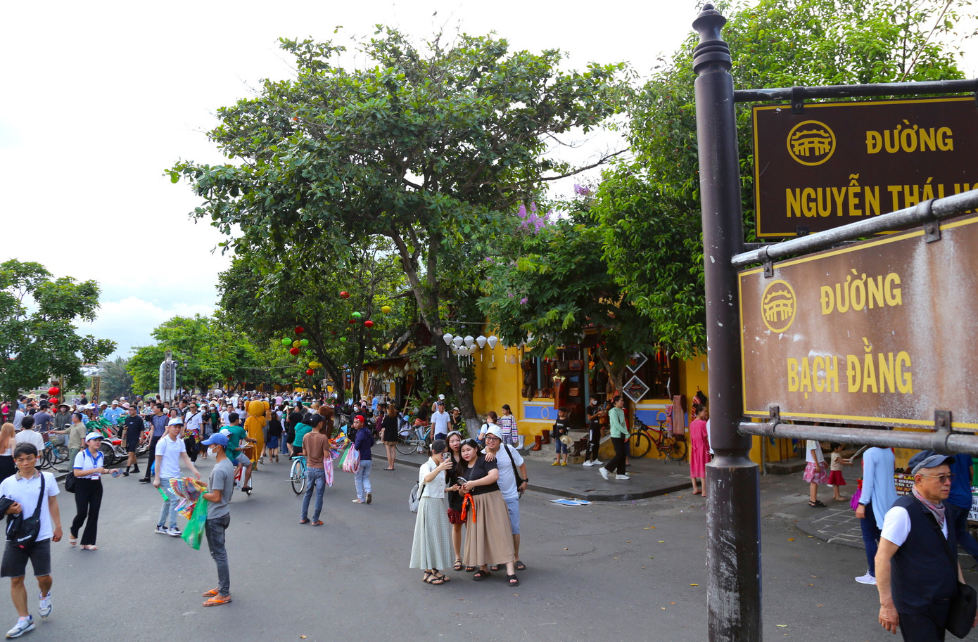 Các tuyến đường dọc phố cổ như Bạch Đằng, Nguyễn Thái Học, Lê Lợi… đông du khách tham quan.