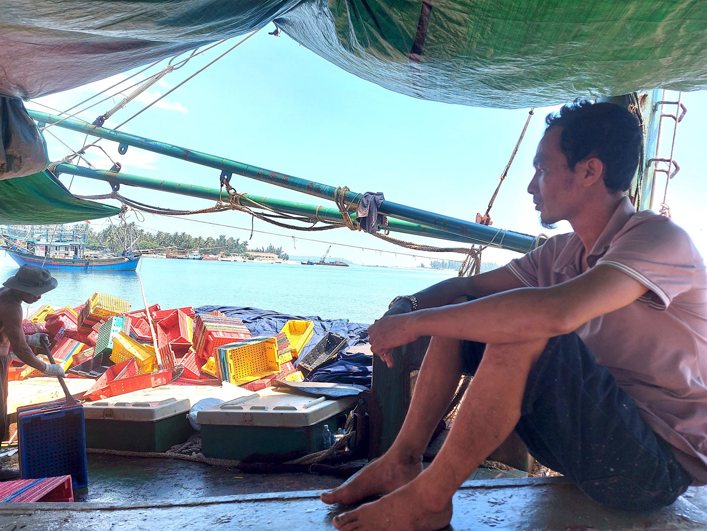 Những ánh mắt xa xăm, đau đáu nhìn ra biển, những con tàu lớn nhỏ xếp hàng nằm bờ.