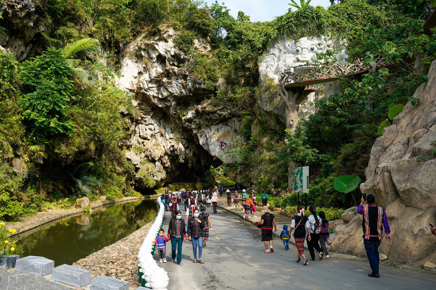Người dân là đồng bào Cơ Tu vào cổng và trải nghiệm miễn phí các hoạt động lễ hội.