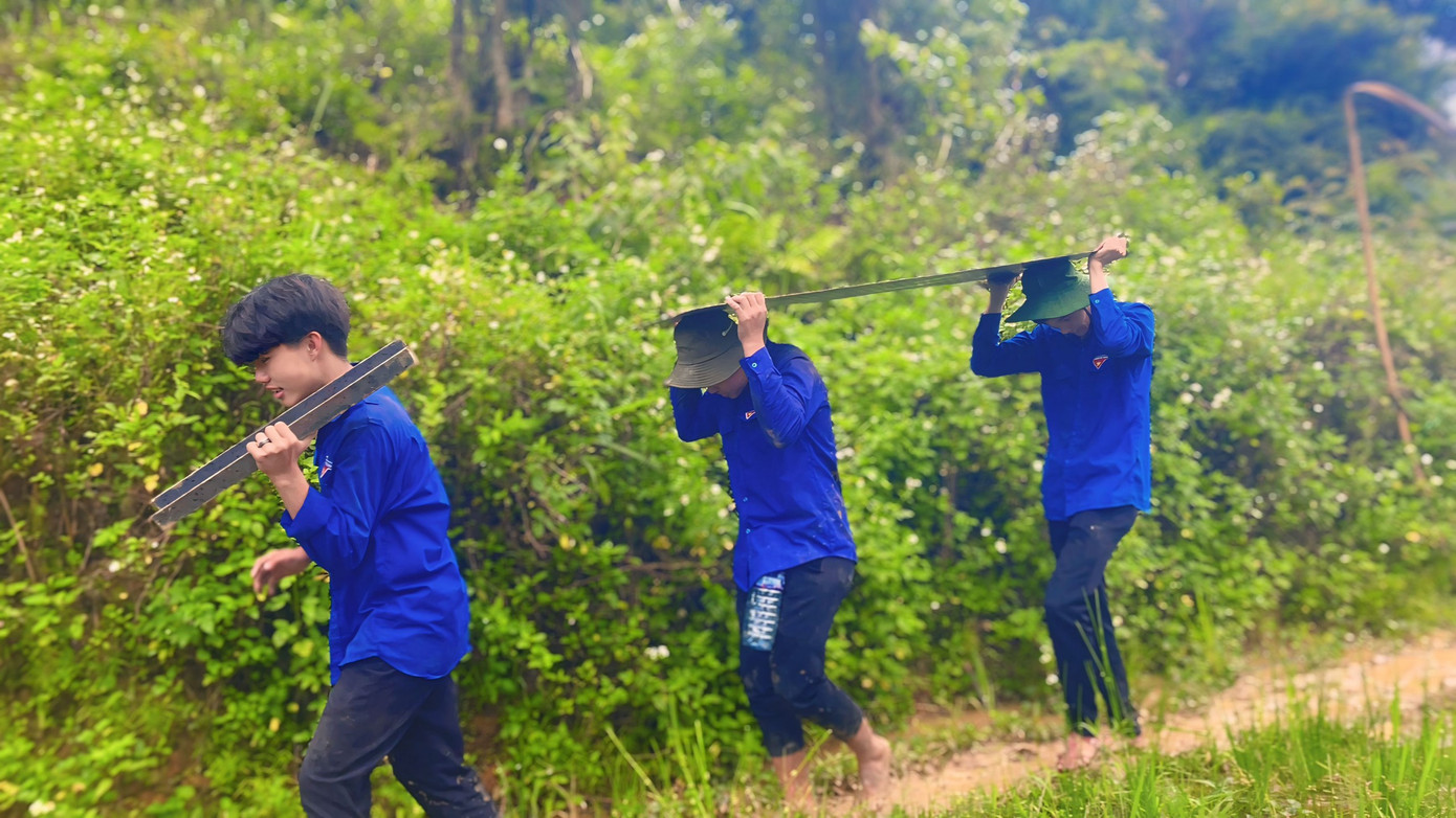 Hành trình thiện nguyện lên xã biên giới của các bạn trẻ miền xuôi khá vất vả bởi đường xa, địa hình hiểm trở. Các bạn phải mất hơn 6 giờ đồng hồ để tới điểm xây cầu trong đó gần một tiếng lội bộ.