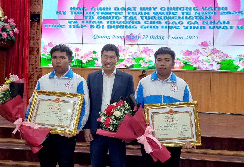 Tại buổi lễ tuyên dương, hai anh em nhận nhiều phần quà ý nghĩa.