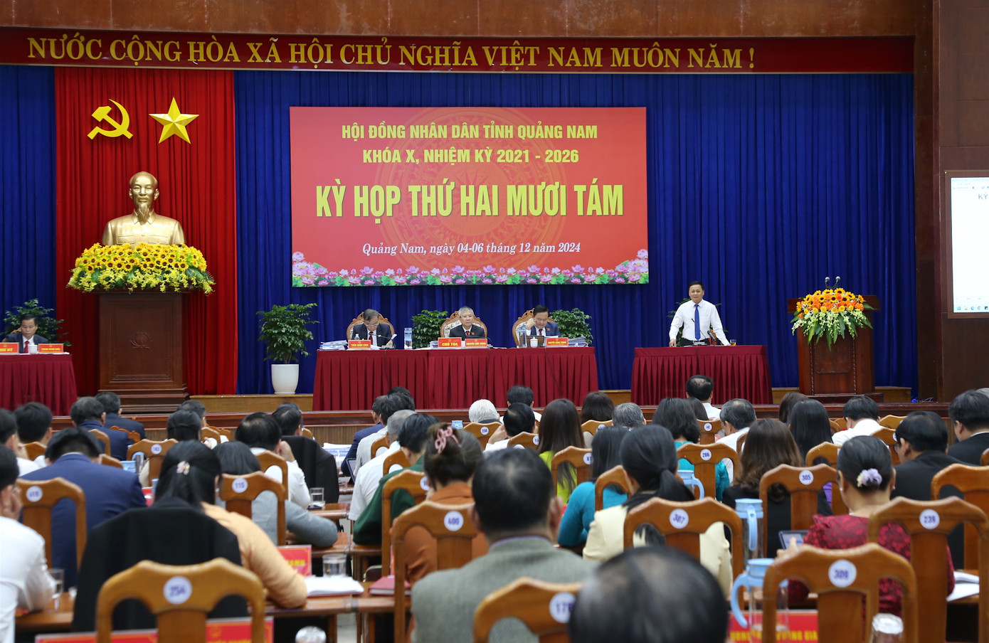 Các đại biểu thảo luận nhiều vấn đề về thực trạng, gỡ các điểm nghẽn để phát triển kinh tế - xã hội trong năm tới.