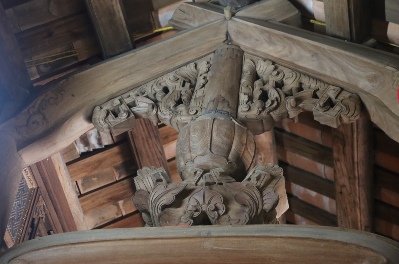 Chạm khắc hoa văn tinh xảo.