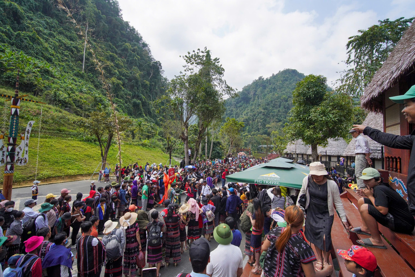 Du khách và người dân háo hức trải nghiệm các hoạt động.