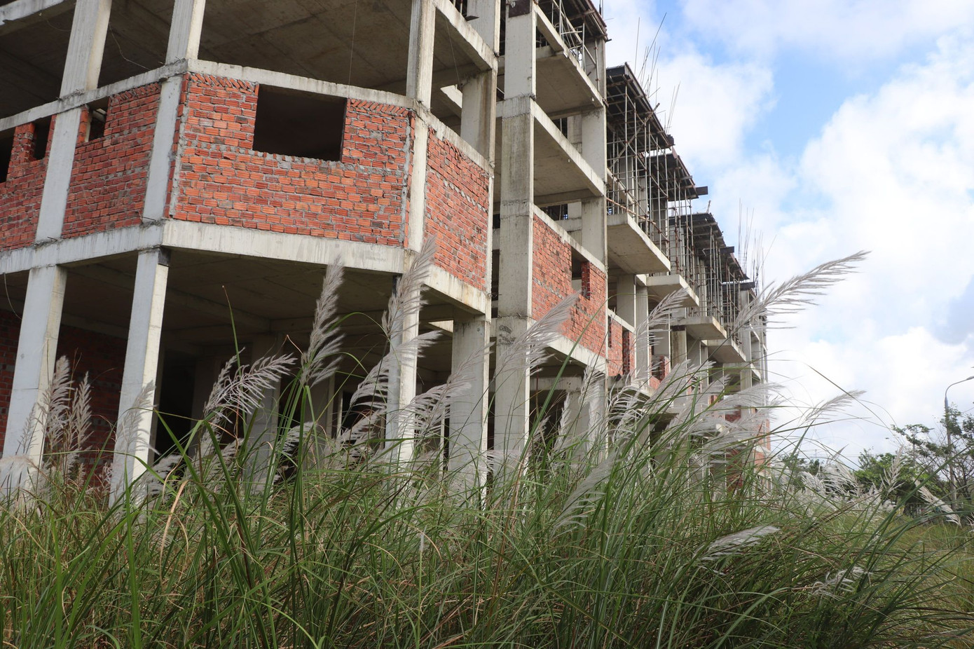 Dự án khu nhà ở dành cho người thu nhập thấp tại Khu đô thị Điện Nam - Điện Ngọc (TX Điện Bàn, Quảng Nam) xây dở dang rồi bỏ hoang nhiều năm nay.