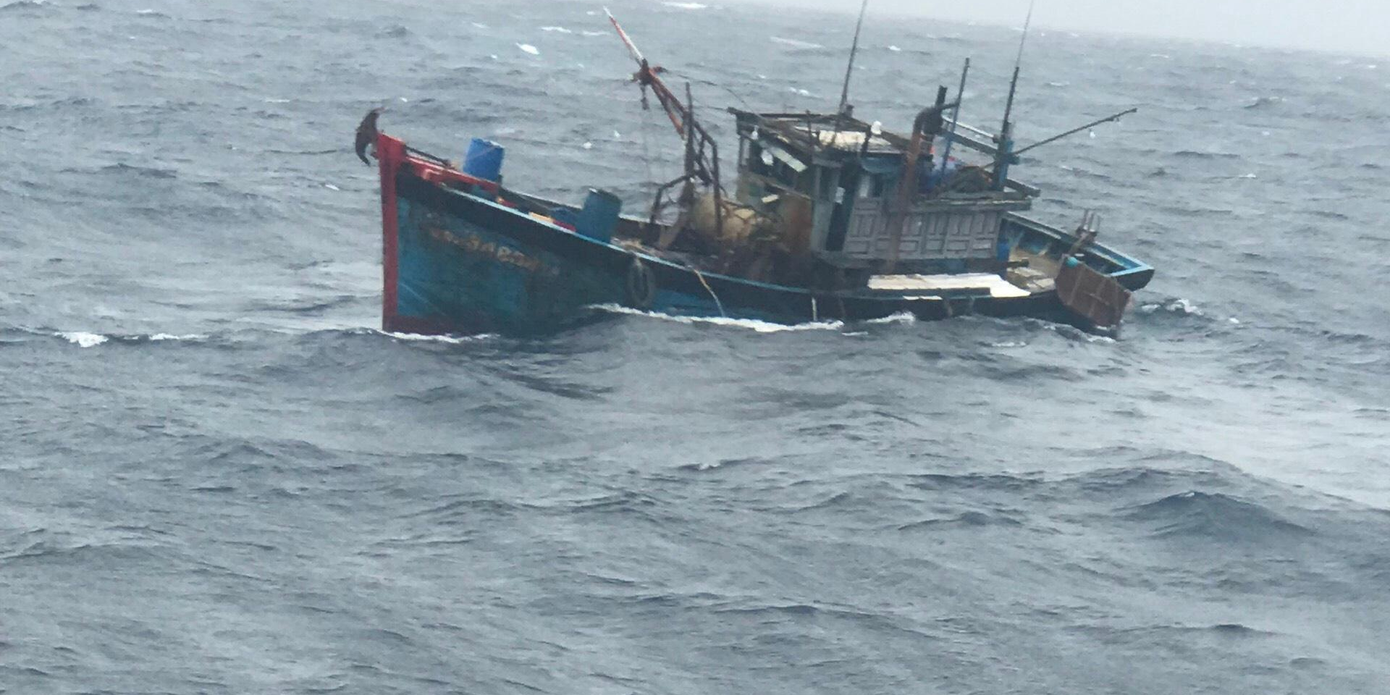 Tàu QNa 94808 gặp nạn sắp chìm trên biển được lực lượng chức năng triển khai cứu hộ.