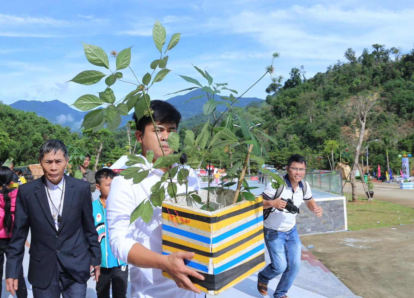 Người dân háo hức mang sâm đến dự thi. Người dân háo hức mang sâm đến dự thi.