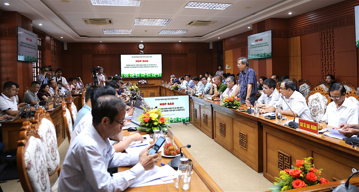 Buổi họp báo của UBND tỉnh Quảng Nam thông tin tình hình KT-XH quý 1 và phương hướng nhiệm vụ trọng tâm tháng tiếp theo. Buổi họp báo của UBND tỉnh Quảng Nam thông tin tình hình KT-XH quý 1 và phương hướng nhiệm vụ trọng tâm tháng tiếp theo.
