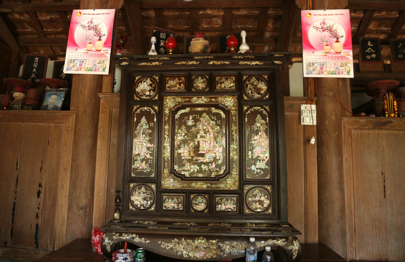 Nhiều vật dụng trong nhà như tủ thờ khảm ngọc trai, sạp gỗ… từ xưa để lại, được các thế hệ gìn giữ