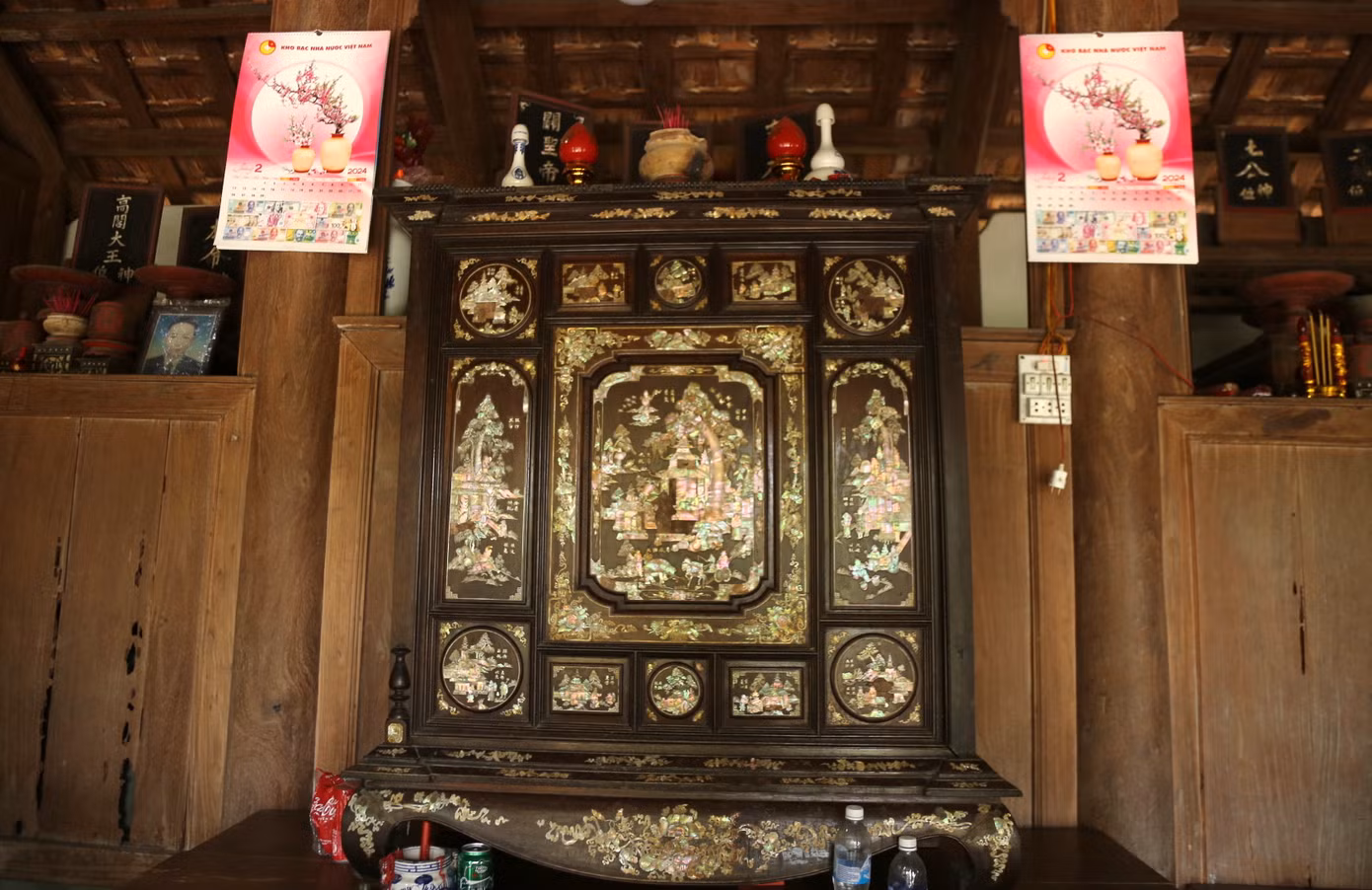 Nhiều vật dụng trong nhà như tủ thờ khảm ngọc trai, sạp gỗ… từ xưa để lại, được các thế hệ gìn giữ