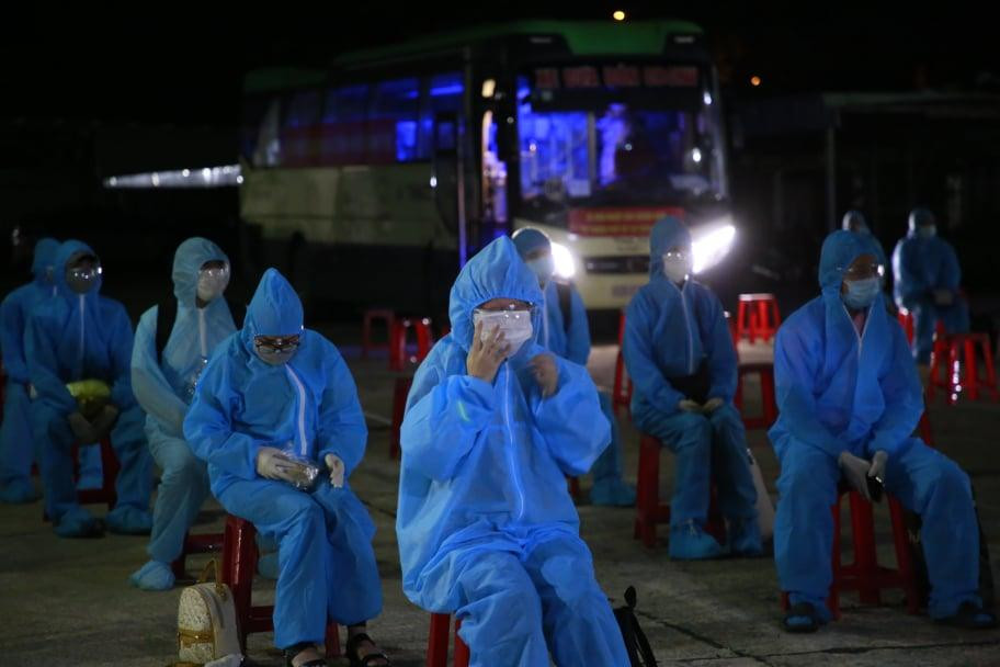 Lúc 2 giờ 30 phút sáng nay 23/7, hai chuyến xe đầu tiên chở 77 công dân Quảng Nam từ TPHCM đã về đến TP Tam Kỳ. Những người này được bố trí ở tại khu cách ly Trường Cao đẳng Quảng Nam.