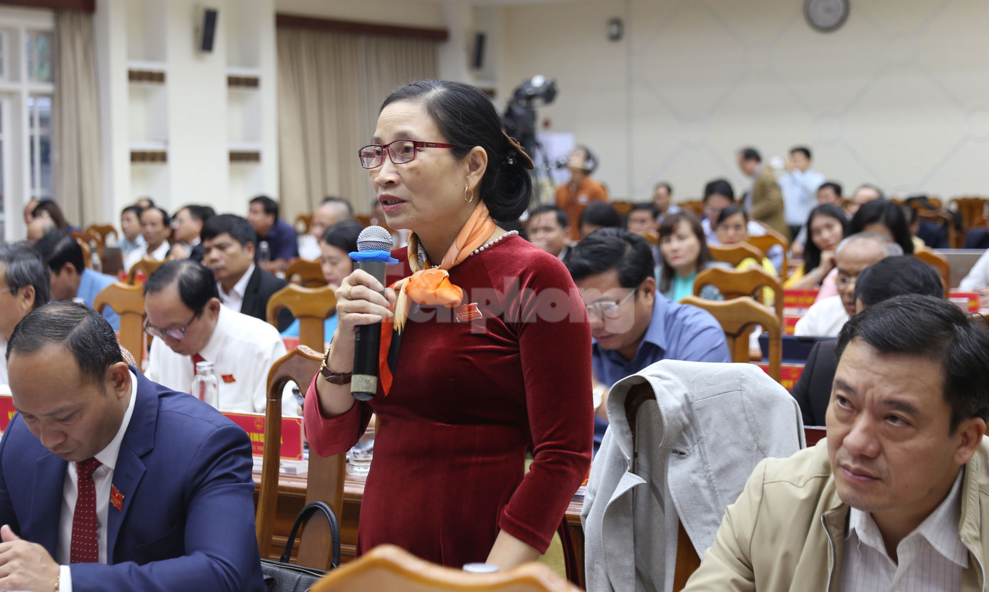 Đại biểu Trần Thị Bích Thu đặt câu hỏi tại phiên chất vấn. (Ảnh: Hoài Văn)