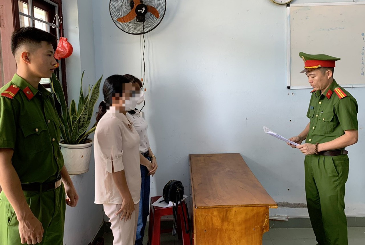 Tống đạt quyết định khởi tố bị can, lệnh cấm đi khỏi nơi cư trú đối với bà H.T.X.T. Ảnh CAQN Tống đạt quyết định khởi tố bị can, lệnh cấm đi khỏi nơi cư trú đối với bà H.T.X.T. Ảnh CAQN