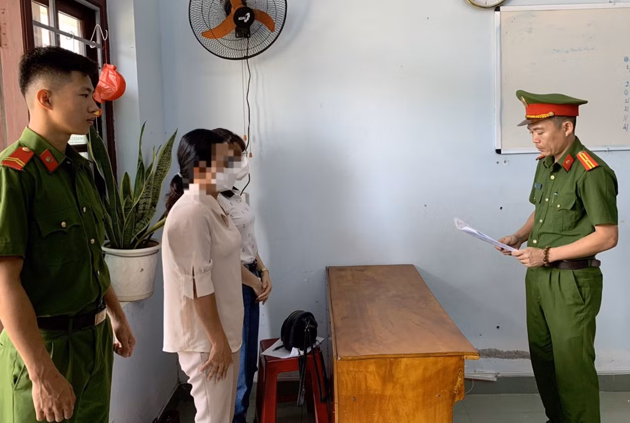 Tống đạt quyết định khởi tố bị can, lệnh cấm đi khỏi nơi cư trú đối với bà H.T.X.T. Ảnh CAQN Tống đạt quyết định khởi tố bị can, lệnh cấm đi khỏi nơi cư trú đối với bà H.T.X.T. Ảnh CAQN