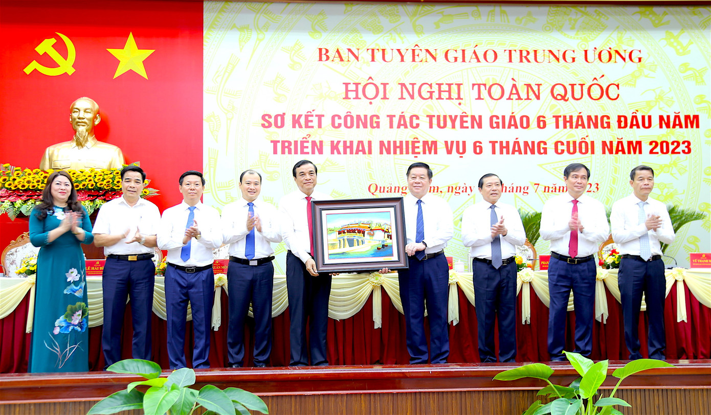 Lãnh đạo tỉnh Quảng Nam tặng quà lưu niệm lãnh đạo Ban Tuyên giáo Trung ương. Lãnh đạo tỉnh Quảng Nam tặng quà lưu niệm lãnh đạo Ban Tuyên giáo Trung ương.