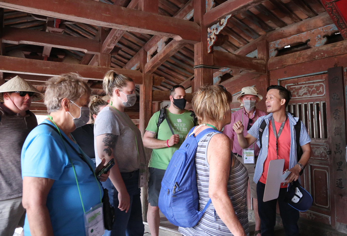 Du khách tham quan di tích Chùa Cầu.