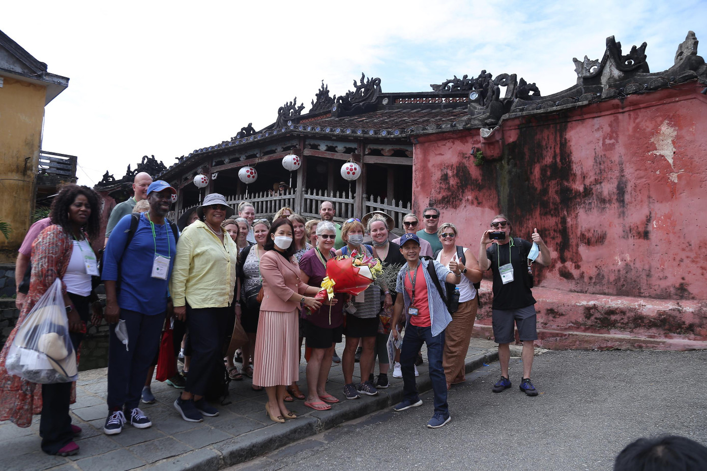 Giám đốc Trung tâm Văn hóa - Thể thao, Truyền thanh và truyền hình Hội An tặng hoa chào mừng đoàn du khách đến tham quan.