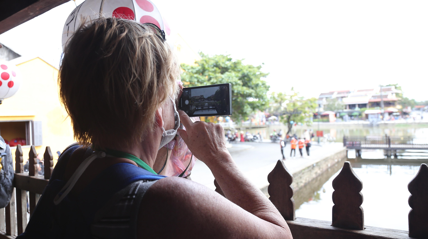 Du khách ghi lại vẻ đẹp phố cổ trong chuyến tham quan.